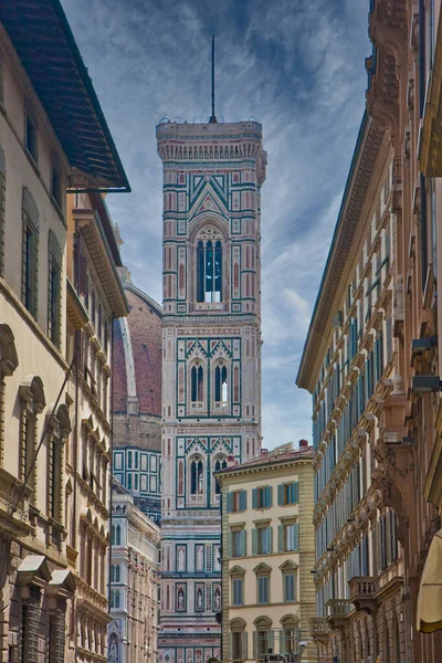 Bell Tower of Il Duomo from Narrow Street — Stock Photo, Image