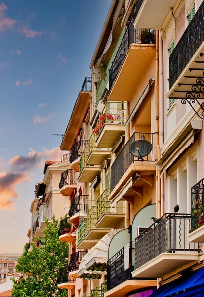 City Apartamentos y Balcones de Hierro — Foto de Stock