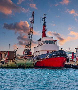 Rıhtımdaki çalışma tekneleri