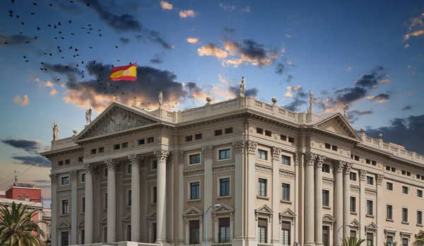 Spanisches Regierungsgebäude in der Abenddämmerung — Stockfoto