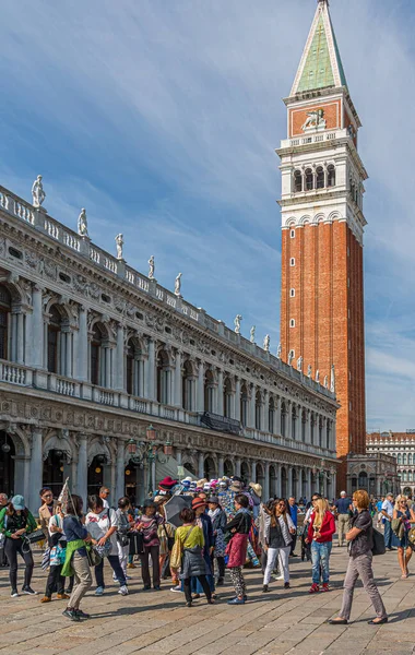 Turistas en el puesto de recuerdo de Saint Marks —  Fotos de Stock