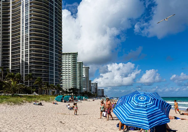 Ombrelli da spiaggia blu e appartamenti di alto livello — Foto Stock