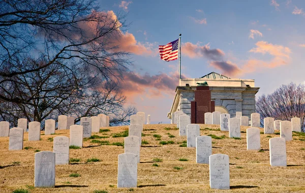 Military Graves Up Hill to Flag at Dusk — Stock Photo, Image