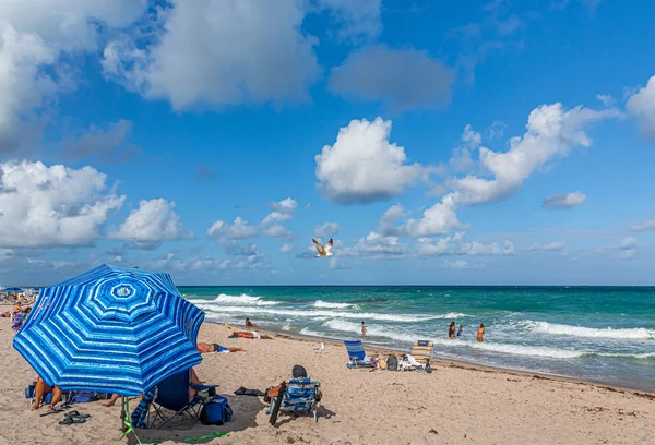 Sombrilla de playa rayada azul — Foto de Stock