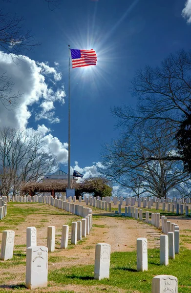 Sun Behind Flag at Cemetery — Stock Photo, Image