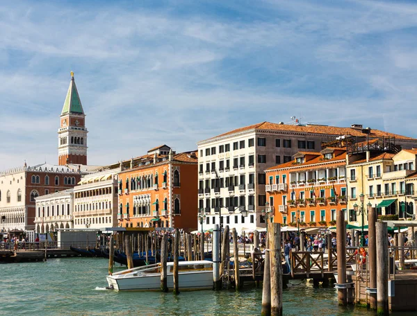 Quais de bateau le long du Grand Canal — Photo