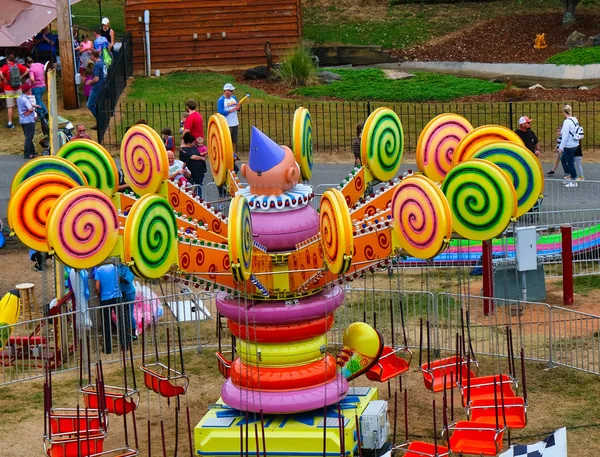 Klaun jízda na místním karnevalu — Stock fotografie