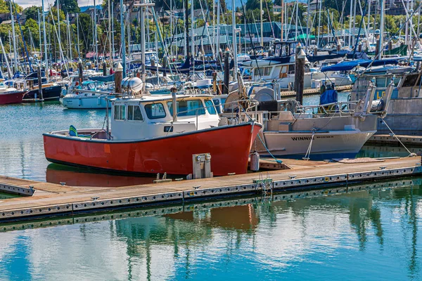 Bateau rouge sur l'eau bleue — Photo