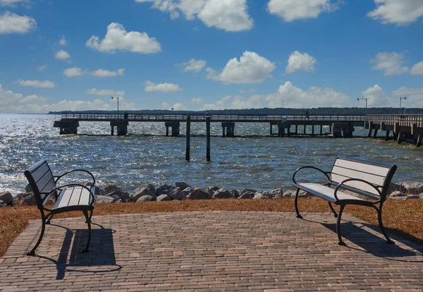 Empty Benches on Patio by Seaside Pier — Stock Photo, Image