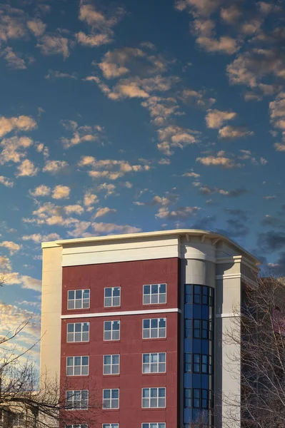Budynek biurowy Red Brick na niebie o zmierzchu — Zdjęcie stockowe
