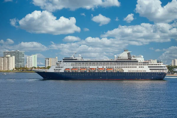 Blauw en wit cruiseschip in haven — Stockfoto