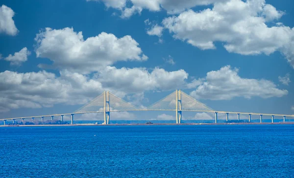 Mavi Liman üzerindeki Beyaz Askı Köprüsü — Stok fotoğraf