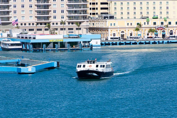 Ferry dejando el Viejo San Juan —  Fotos de Stock