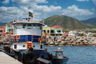 St. Kitts 'teki Rıhtımda Mavi ve Beyaz Römorkör