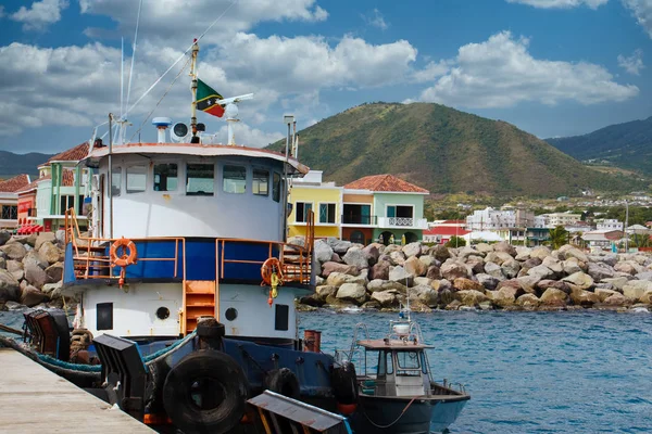 Niebiesko-biały holownik na molo w St Kitts — Zdjęcie stockowe