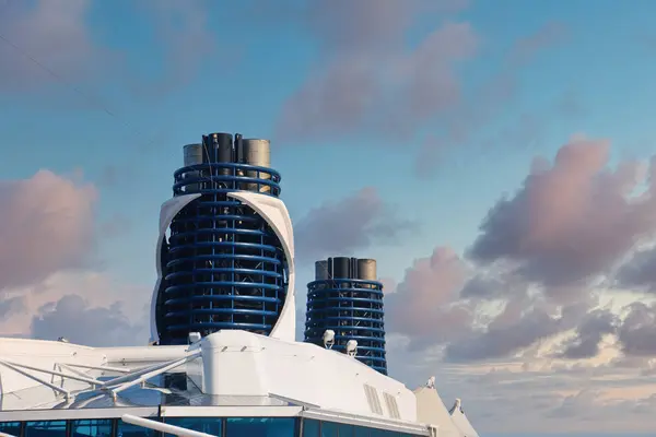 Blauwe schoorstenen op wit schip — Stockfoto