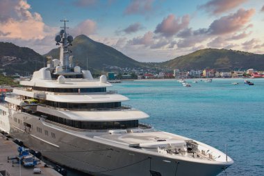 Alacakaranlıkta Büyük Lüks Özel Yat