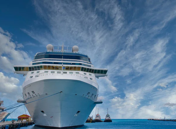 Dois rebocadores ao lado atracado navio de cruzeiro — Fotografia de Stock