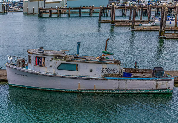 Старі риболовні човни прив "язані до пірса — стокове фото