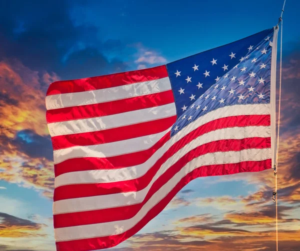 Amerikaanse vlag op vlaggenmast touw — Stockfoto