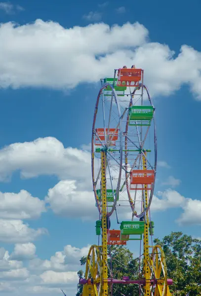 Green Yellow and Orange Ferris Wheel — Stockfoto