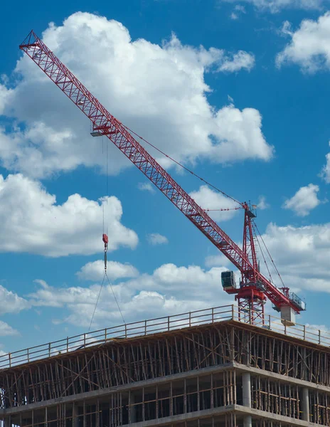 Grúa roja en nueva construcción —  Fotos de Stock