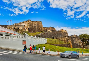 San Juan Kalesine Yürüyen Turistler