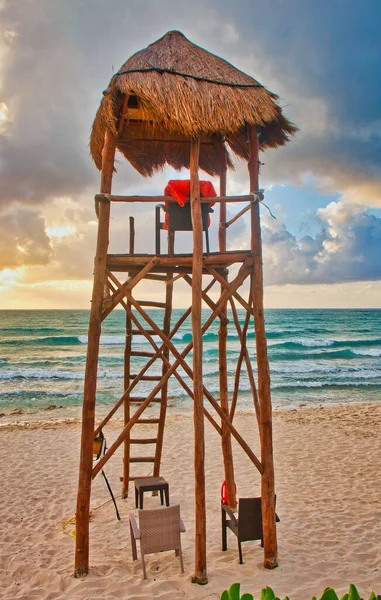 Tall Lifeguard Stand on Beach at Morning — Zdjęcie stockowe