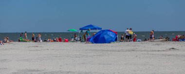 Açık Gök Altında Kalabalık Sahil