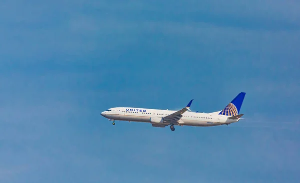 United Airlines auf Blau — Stockfoto