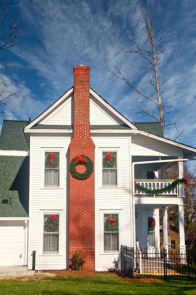 Chimenea de ladrillo en una granja en Navidad — Foto de Stock