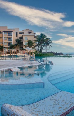 Sakin Sabah Havuzu 'ndaki Tile Lounge