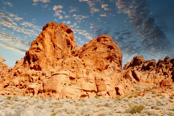 Rocky Canyon Walls of Red stone at Dusk — Stock Photo, Image