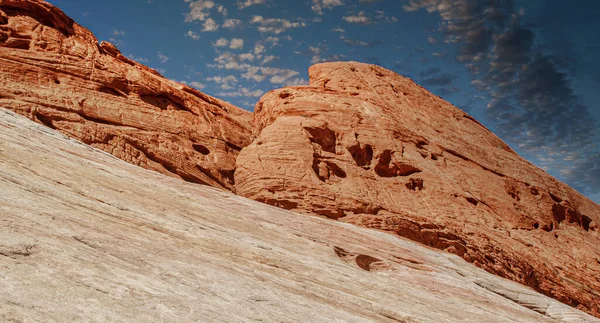 Red Rock Boulders on Sandstone Rocks — Stock Photo, Image