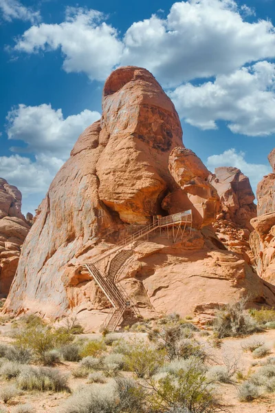 Red Rock com escadas de metal para o topo — Fotografia de Stock