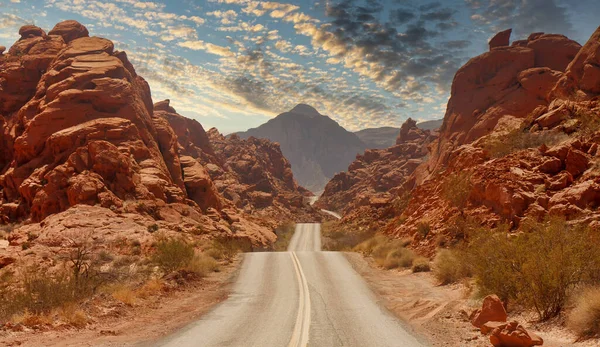 Rolling Road keresztül Red Rock Canyon — Stock Fotó