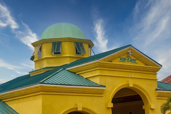 Sárga és zöld épület Port Zante-ban — Stock Fotó