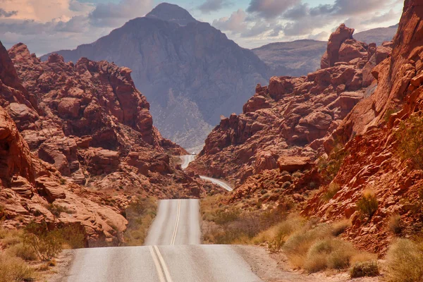 Camino que rueda a través de Red Rock Canyon — Foto de Stock