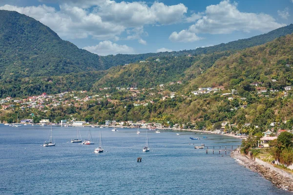 Weiße Boote in der Bucht vor Dominica — Stockfoto