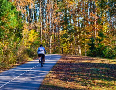 Sonbaharda Bisiklet Süren Adam
