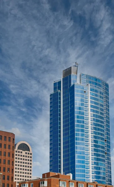 Blue Glass Tower Rising Into Sky — Stock fotografie