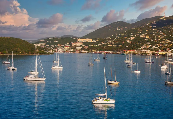 Yacht Bianchi in Baia al tramonto — Foto Stock