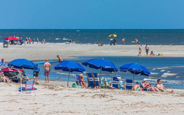 Aileler Kumsalın tadını çıkarıyor