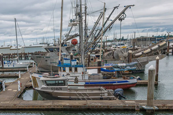 Linha de barcos de pesca — Fotografia de Stock