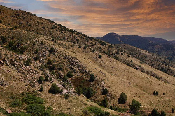 Collines dans le désert au crépuscule — Photo