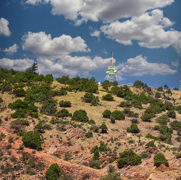 Torre de microondas en el desierto Hilltop —  Fotos de Stock