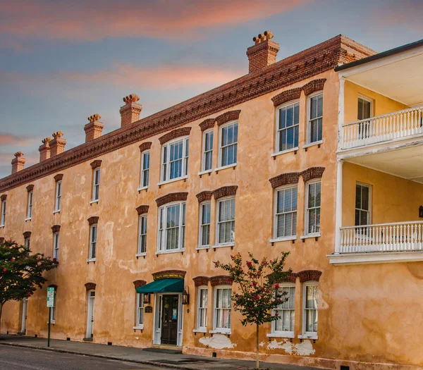 Old Stucco Building at Dusk — Stock Photo, Image