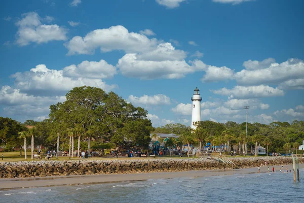 海岸公园设有灯塔的市民 — 图库照片