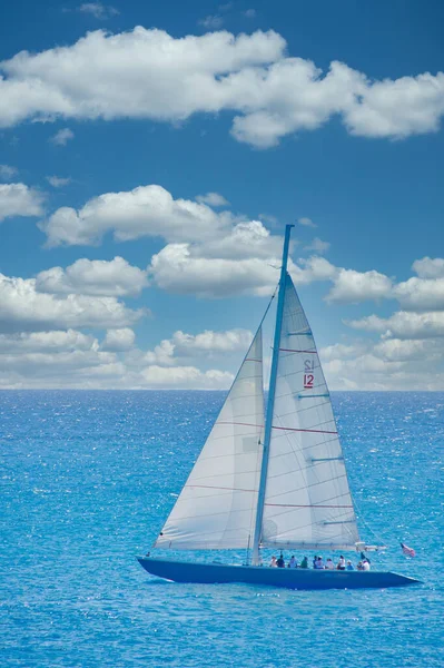 Barco branco do partido no azul — Fotografia de Stock