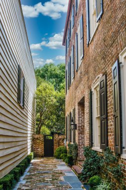 siding evleri arasındaki tuğla tuğla geçit